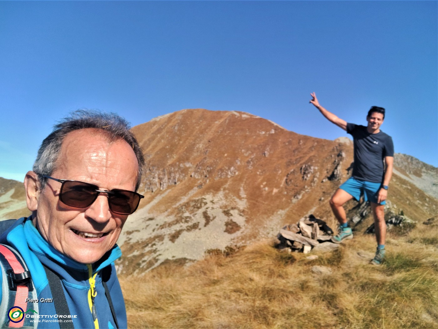 32 In vetta all'Arete (2227 m) con vista in Valegino (2415 m)...che ci aspetta baciato dal sole.jpg